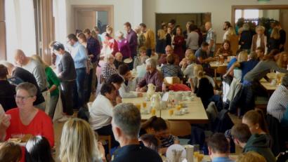Bild: mng
Das Schlemmerfrühstück mit der reich gedeckten Tafel lockt wieder zahlreiche Besucher in den Pfarrsaal.