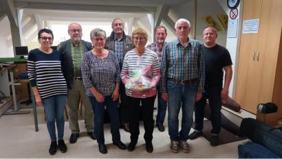 Bild: bsc
Die Senioren des Schützengaus Steinwald starteten in die neue Wettkampfsaison. Den drei Erstplatzierten, Erika Häupler von der SG „Edelweiß“ Siegritz (vorne, Zweite von rechts), Rosi Fenzl von der SG 1898 Thumsenreuth (vorne, Dritte von rechts) und Karl Beer von „Eichenlaub“ Reuth (vorne rechts), gratulierten (von links) Schützenmeisterin Edeltraud Kaßeckert und Rundenwettkampfleiter Reinhard Schwarz sowie Gauschützenmeister Wolfgang Schlicht (rechts). Otto Fenzl und Helmut Hermannsdörfer (hinten, Zweiter und Dritter von rechts) gehörten zur erfolgreichen Mannschaft der SG 1898 Thumsenreuth.