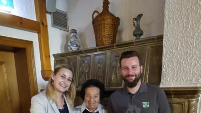 Bild: exb/Rebekka Fischer
Vorsitzender Benedikt Uhlemann (rechts) und Stellvertreterin Rebekka Fischer (links) ehren Uschi Haubmann (Mitte) für langjährige Treue zum Jodok-Förderverein.