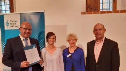 Bild: exb
Die Realschule Kemnath beteiligte sich bei einem Schreib- und Kreativwettbewerb der Hanns-Seidel-Stiftung. Das Bild zeigt die beiden betreuenden Lehrkräfte des Projekts, Beratungsrektor Walter Thurn (von links) und Fachlehrerin Daniela Dötterl sowie Paula Bodensteiner und Prof. Dr. Reinhard Meier-Walser von der Hanns-Seidel-Stiftung.