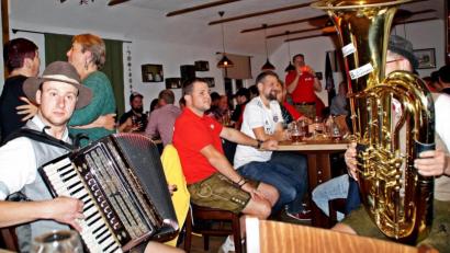 Bild: zer
Die „Bierbankmusiker“ sind der Renner am Zoigl-Abend.