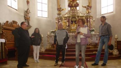 Bild: mad
Diözesanarchitektin Sabine Faderl (Zweite von rechts) wurde von (von links) Pfarrer Markus Urban, Monika Haimerl, Kirchenpfleger Hans Dammer und Robert Zimmermann durch die Kirche geführt.