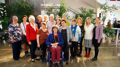 Bild: müb
Die „Querschreiber“ mit der Leiterin der VHS Julia Wolfsteiner (rechts) und Kunsterzieherin Nora Matocza (Zweite von rechts).