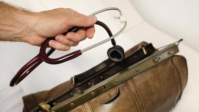 Bild: Oliver Berg/dpa
Ein Landarzt nimmt sein Stethoskop aus dem Koffer.