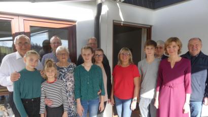 Bild: rn
Viele Hände darf Gerlinde Kohl (vorne,, Dritte von links) zu ihrem 80. Geburtstag schütteln.