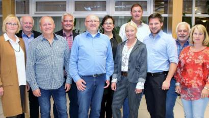 Bild: Thomas Dobler
Bernhard Stangl (Mitte) bleibt Vorsitzender der Schwarzenfelder ÜPW. Ihm zur Seite stehen als Stellvertreter Gabi Wittleben (Fünfte von rechts) und Peter Neumeier (Dritter von rechts), hier zusammen mit den weiteren Vorstandsmitgliedern.