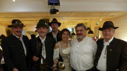 Bild: Völkl
Franz Bergmann (Zweiter von rechts), hier im Kreis der Jagdhornbläser, feierte seinen 70. Geburtstag.