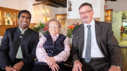 Bild: ohr
Franziska Scheuerer mit Bürgermeister Hans Prechtl (rechts), der mit Pfarrvikar Joseph Kokkoth (links) zum 95. Geburtstag gratulierte.
