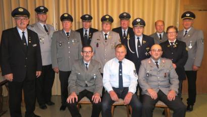 Bild: Hirsch
Der Kreisverband der „Bayerischen Kameraden- und Soldatenvereinigung“ wählte einen neuen Vorstand und ehrte verdiente Mitglieder. Das Bild zeigt stehend von links: Josef Hartinger, Michael Pitts, Paul Kastner, Günter Hummel, Michael Nagy, Bernhard Mitschke, Hans Beck, Eduard Kammerl, Lisa Pietsch und Robert Graf. Sitzend von links Erwin Hübl, Heinrich Rester und Peter Kellner.