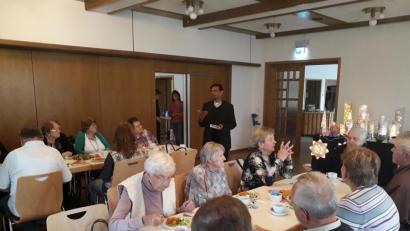 Bild: lep
Pfarrer Augustin Lobo heißt die Senioren in Kirchenthumbach herzlich willkommen und spricht das Tischgebet. "Einfach lecker", lautet die Resonanz beim Fischessen des Malteser Hilfsdienstes aus Weiden-Neustadt. Serviert werden Karpfen blau oder gebacken oder Schnitzel mit Kartoffelsalat und Salatteller.