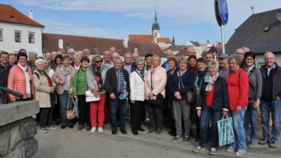 Bild: cr
Gruppenbild in Jindrichuv Hradec (Neuhaus). Mit guten und vielfältigen Eindrücken über Krippen, Landschaft und prachtvolle Städte fuhren die Krippenfreunde aus dem Stiftland zurück.