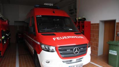 Bild: wro
Das neue Feuerwehr-Mehrzweckfahrzeug: Seit einigen Tagen steht es für künftige Einsätze in der Fahrzeughalle bereit. Die Segnung findet am kommenden Sonntag statt.