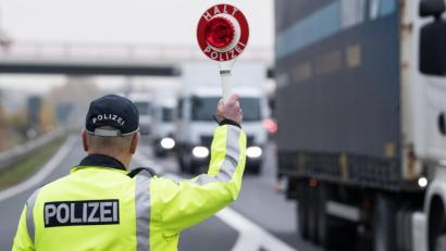 Symbolbild: Soeren Stache/dpa
Mit defekten Bremsen war ein Lastwagenfahrer (Symbolbild) auf der A6 unterwegs. Verkehrspolizisten zogen ihn am Montag bei Amberg aus dem Verkehr.