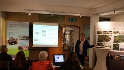 Bild: sne
Gefahrstoffe müssen entfernt und das Grundwasser überwacht werden: Cäcilia Kastl-Meier (rechts) kennt das Naturschutzprogramm der US-Garnison Bavaria genau und berichtet, wie die Maßnahmen umgesetzt werden.