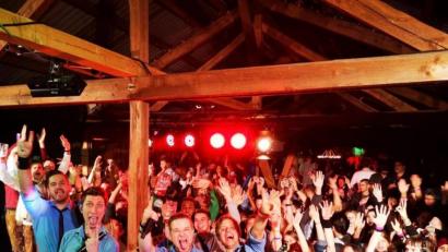 Bild: bgm
Beste Stimmung im brechend vollen Stodl: die Partyband Rotzlöffl feiert mit den Kirwa-Gästen einen rauschenden Abend.