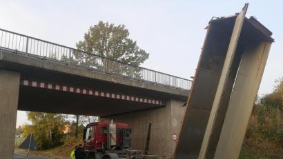 Bild: mde
Nach wenigen Metern war die Fahrt schon wieder beendet. Weil der Fahrer offenbar vergessen hatte, die Lademulde wieder zu senken, krachte der Laster in der Röntgenstraße gegen Brücke.