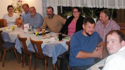 Bild: ld
Nun beginnt die intensive Vorbereitungsarbeit für die Sommerlounge 2020 in Brand. Sybille Kießling (links) war dazu anwesend. Der Einladung von Sprecher Wolfgang Doleschal (Zweiter von links) waren etwa 20 Interessenten gefolgt.