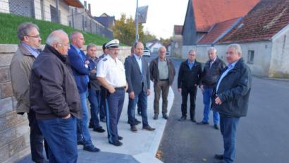 Bild: tra
Der Gemeinderat mit Bürgermeister Markus Dollacker (rechts) sowie Christian Luber vom Landratsamt und Polizeihauptkommissar Stefan Martin (Dritter und Fünfter von links) besichtigten die Einmündung der Bahnhofstraße in die Hauptstraße und die neue Bushaltestelle.