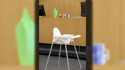 Bild: ca
Corpus delicti: ein Ikea-Hochstuhl, im Hintergrund Teetassen. In erster Instanz war das mögliche Geschehen nachgestellt worden.