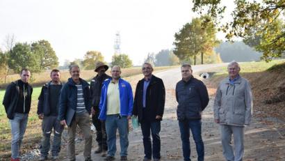 Bild: Lowak
Das letzte Stück des Radwegs zwischen Windischeschenbach und Krummennaab ist fertiggestellt. Bei der Abnahme freuen sich (von rechts) Reinhard Naber, Karlheinz Budnik, Georg Braunreuther, Georg Streibelt, Stefan Windschiegl, Wolfgang Kraus, Heiko Porsch und Rainer Hecht.