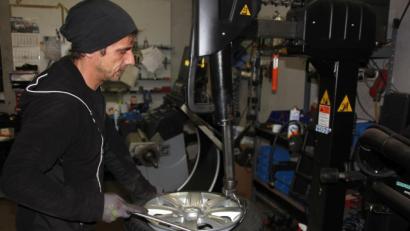 Bild: Konrad Rosner
Auch wer seine Räder lieber selbst wechselt: Das Montieren eines Reifens sollte man Fachleuten überlassen.