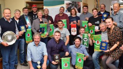 Bild: fjo
Inmitten seiner siegreichen Züchterfreunde aus ganz Europa freut sich Patrick Sauer (Mitte) über das Gelingen der erstmals übernommenen Aufgabe als Ausstellungsleiter.