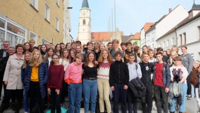 Bild: ohr
Gegenüber dem Rathaus der Stadt Nabburg stellen sich die Schüler/innen der zehnten Klassen der Gymnasien Efterskole/Ryslinge/Dänemark und .des JAS- Gymnasium Nabburg mit Bürgermeister Armin Schärtl sowie den betreuenden Lehrkräften Line Haar und Maike Pedersen (von links) zum Erinnerungsfoto auf.