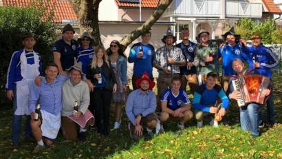 Bild: mez
Mit seinem Akkordeon stimmte Markus Schraml (vorne rechts) die Kirwaburschen und -Madler vom SV Immenreuth auf die Fahrt durch die Ortschaft ein.