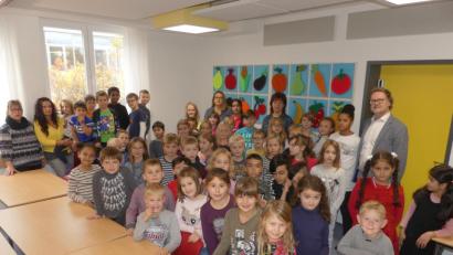 Bild: rn
Rektor Wolfgang Bodensteiner und Angelika Trummer (von rechts) sowie gfi-Mitarbeiterinnen und Ganztagsschüler der Grundschule freuen sich über das gelungene Kunstprojekt "Wir sind bunt".
