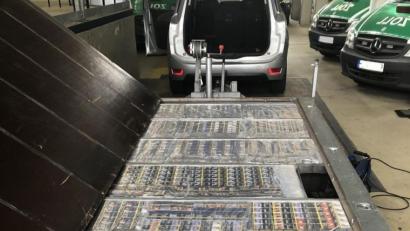 Bild: Bundeszollverwaltung
Weil sie Unregelmäßigkeiten am Anhänger eines 61-Jährigen entdeckten, schauten Further Zöllner genauer hin - und entdeckten 170 Stangen Schmuggelzigaretten.