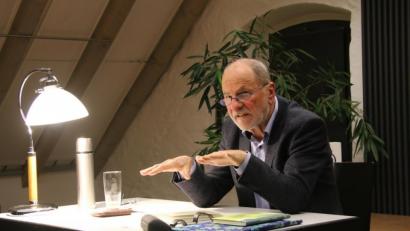 Bild: eib
Bei einer Lesung im Centrum Bavaria Bohemia erzählte Autor Friedrich Brandl über sein Leben und Werk. Zwischendurch legte er immer wieder mal Buch weg und schilderte Hintergründe zu den verschiedenen Geschichten.