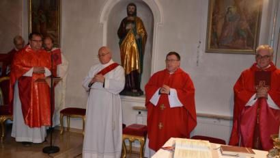 Bild: jr
Sieben Priester feierten den Gottesdienst zum jüngsten Resl-Gebetstag. Im Bild (vorne, von links) Pfarrer Markus Urban, der als Hauptzelebrant und Prediger im Einsatz war, Diakon Karl Pemsl sowie die Pfarrer Claus Michelbach und Ewald Billharz aus der Erzdiözese Freiburg.