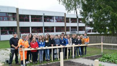 Bild: exb
Die Schüler der Klasse 9M zusammen mit Andreas Malzer von der Kassecker-Gruppe, Rektorin Claudia Strobel-Dietrich und Lehrerin Sandy Wendt (von rechts) sowie Tim Kellert vom Maschinenring Stiftland und Kassecker-Mitarbeiter Wolfgang Plötz (von links).