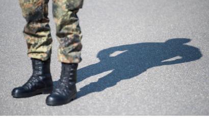 Bild: Sebastian Gollnow
Ein Bundeswehrsoldat auf dem Kasernenhof. In Oberviechtach ereignete sich bei der Armee ein Vorfall, der nun das Gericht beschäftigte