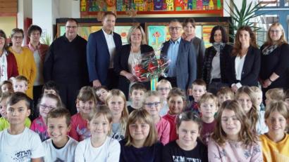 Bild: weu
Schüler, Eltern, Lehrer und Ehrengäste begrüßten die neue Schulleiterin Christine Schneider (Mitte). Die Grüße des Schulamtes überbrachte Schulrat Jürgen Bomertl (Sechster von links), für Gemeinde und Pfarrei sagten Zweiter Bürgermeister Richard Brunner (Sechster von rechts) und Pfarrer Markus Urban (Fünfter von links) "Grüß Gott in Dieterskirchen".