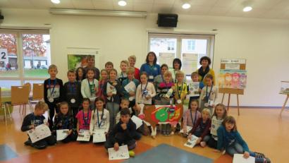 Bild: jzk
Klassenlehrerin Elisabeth Schubert bedankte sich bei Theresia Troppmann, Michaela Weigl, Elisabeth Würstl und Christiana Enslein (hinten von links) für den abwechslungsreichen Anschauungsunterricht über die Milch.