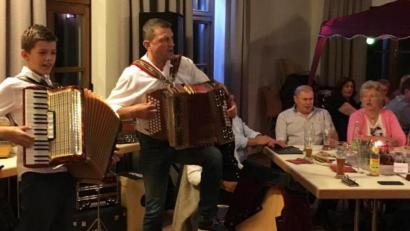 Bild: lep
Blasmusik hautnah, mittendrin und voll dabei: Dieses Erlebnis gibt es beim Weinfest mit Musikantentreffen des Pfarrgemeinderats in Pfarrzentrum St. Josef.