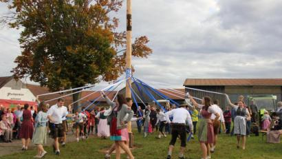 Bild: ads
Tänzerisches Können und höchste Konzentration müssen die zehn Faschterer Kirwapaare beim Bandltanz beweisen, damit zum Abschluss den Baum eine weiß-blaue Raute ziert. Die Tänzer bestehen ihre Feuertaufe.