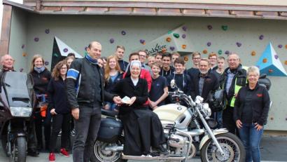 Den Chef und Initiator Thomas Kormann begleiteten seine Ehefrau Claudia, Hans Kormann, Andrea Lehner, Herbert Schramm und Hermann Eckert zur Übergabe der Mogo-Spende an der Realschule.