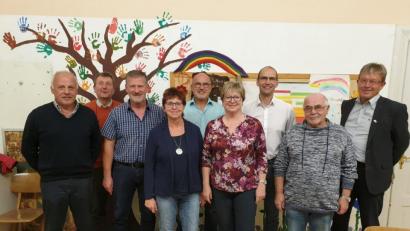 Bild: exb
Die Kreistagsfraktion der Freien Wähler stattet dem Kultur- und Begegnungszentrum der Abtei Waldsassen einen Besuch ab. Kräuterführerin Petra Stark ermöglichte einen Blick hinter die Kulissen.