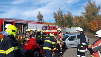Bild: fjo
Gemeinsam retten Feuerwehraktive aus Rozvadov und Waidhaus nach einem angenommenen Verkehrsunfall grenzüberschreitend die eingeklemmten Personen.