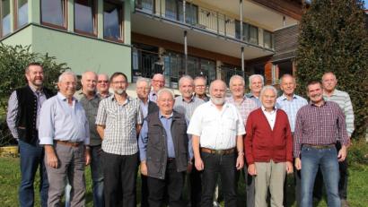 Bild: frd
Der frühere Stabsfeldwebel Matthias Karl (Vierter von rechts) hatte das zweite Treffen der einstigen Bundeswehr-Fahrlehrer organisiert.
