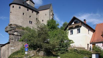 Archivbild: wro
Das Archivbild vom Sommer 2019 zeigt den ausgewählten Platz, wo einmal der Zoigl-Brunnen mit dem Austräger-Symbol stehen soll. Weichen müssen dort aktuell ausgestellte landwirtschaftliche Geräte, für die Alternativstandorte gesucht werden.