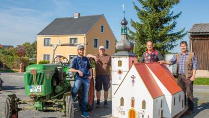 Bild: exb
Josef Wolfram, Martin Stangl, Gerhard Dobmeier und Zweiter Bürgermeister Arno Stahl (von links) bringen das Modell der Kastler Pfarrkirche zur „Schönheits-OP“. Es soll auf Wolframs Oldtimer-Gespann den historischen Erntedankzug im September 2020 anführen.