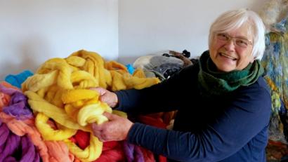Bild: tr
Anita Köstler in ihrer Werkstatt. Hier fühlt sich die Neualbenreuther Filzerin am wohlsten. Für die Europassion 2020 in Tirschenreuth fertigt sie ein Kunstwerk für das Kettelerhaus.