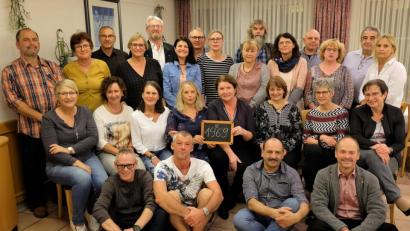Bild: wlr
Mit dem Originaleinschulungsbild als Vorlage dauerte es schon eine Weile bis alle an ihrem Platz waren. 50 Jahre nach der Einschulung ist das Bild ein guter Vergleich und eine schöne Erinnerung.
