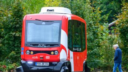 Bild: Armin Weigel
In Bad Birnbach läuft ein Modellversuch mit einem autonomen Bus für sechs Personen zwischen dem Marktplatz und der Therme.