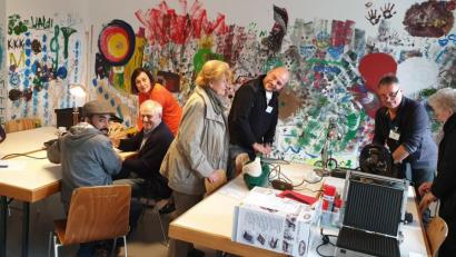 Bild: jzk
Ziad Alibrahim aus Syrien, Hans Wöhrl (sitzend), Herbert Kusche (stehend), Daniela Dittrich (mit orangem Pulli) und Arno Preißinger (stehend, schwarzer Pulli) bemühten sich nach Kräften, die defekten Geräte zu reparieren.