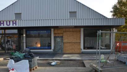 Bild: dob
Dort wo früher Schlecker Drogerieartikel verkaufte, wird in wenigen Wochen Hausner & Peugler seine Fleisch- und Wurstwaren anbieten. Angegliedert wird auch ein großer Bistrobereich.