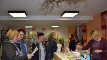 Bild: gi
Zufrieden zeigte sich das Büchereiteam mit der ersten „Late Night“ in der Gemeinde- und Pfarrbücherei im Rathaus. Die Besucher konnten in angenehmer Atmosphäre durch die Bücherei stöbern und viele Neuerscheinungen entdecken.